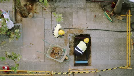 Vista-Superior-Del-Trabajador-Constructor-Cavando-Paleando-Y-Rompiendo-Un-Hormigón-En-Una-Calle-De-Barcelona