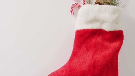 video de regalos de navidad en la medias de navidad y el espacio de copia en fondo blanco