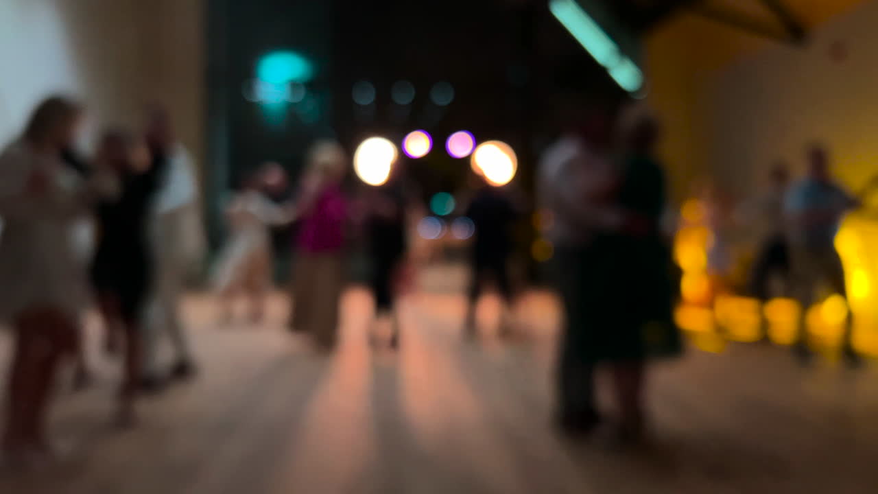 imagen borrosa de gente bailando en un evento especial