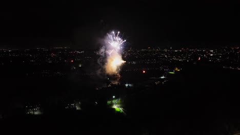 Toma-Aérea-De-Pequeños-Fuegos-Artificiales-Vibrantes-Que-Se-Lanzan-En-La-Noche-De-La-Hoguera-En-El-Reino-Unido