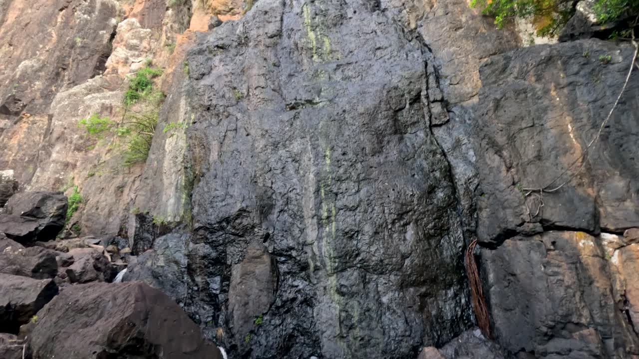 catarata en cascada por el acantilado rocoso en springbrook