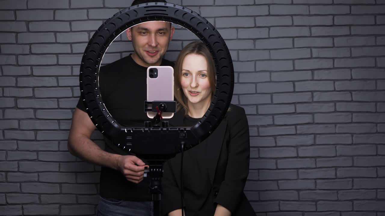 disparo de una pareja de bloggers con una lámpara led y un teléfono inteligente