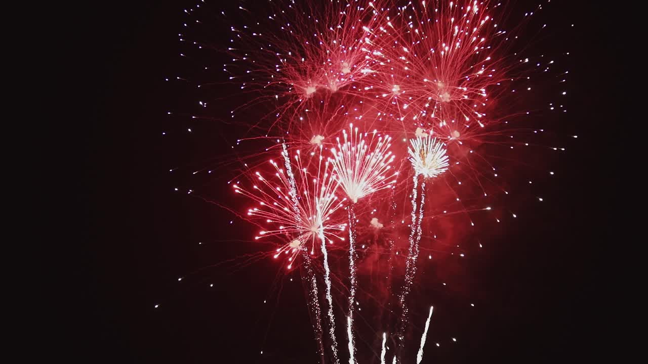 los fuegos artificiales del 4 de julio comienzan.