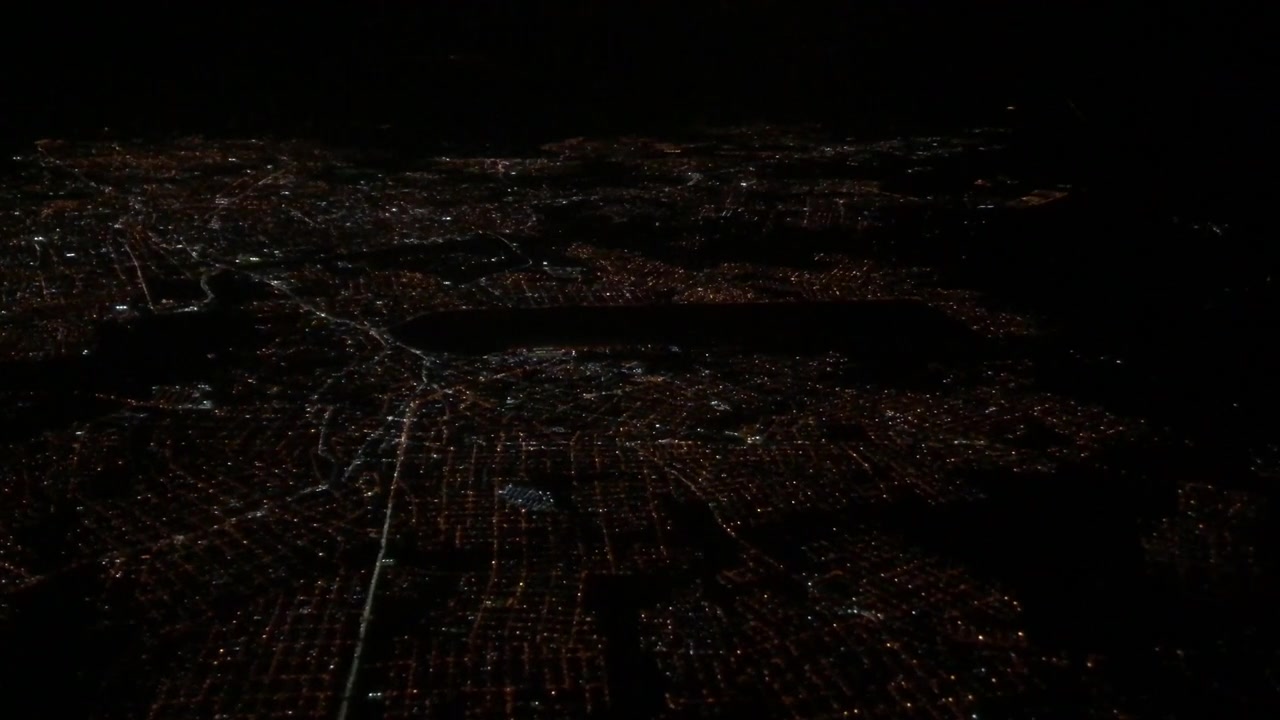Vista aerea di una metropoli di notte, a ottocento metri di altitudine, slow motion a sessanta fotogrammi al secondo