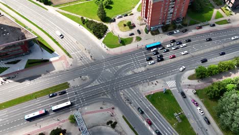 una concurrida intersección en klaipeda capturada desde arriba mostrando coches y autobuses en movimiento