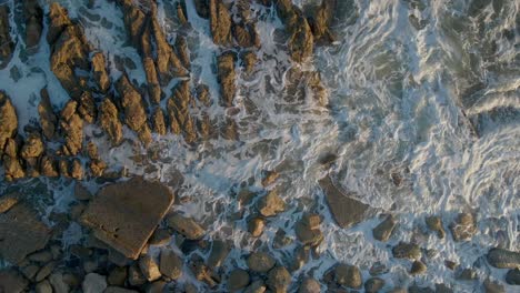 Vista-Aérea-Superior-De-Las-Olas-Rompiendo-En-La-Costa-Del-Sur-De-California