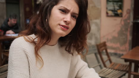 mujer joven sonriendo y hablando con un amigo