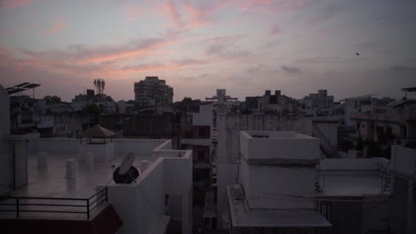 Blick-Vom-Indischen-Haus-Halten-Balkon-Im-Obersten-Stock,-Surat,-Indien-Während-Des-Sonnenuntergangs-Fliegende-Vögel-In-Der-Ferne