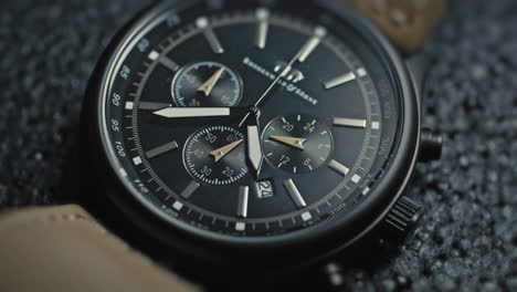 Close-up-shot-of-an-analogue-watch