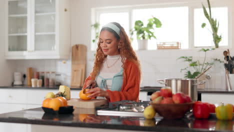mujer preparando frutas