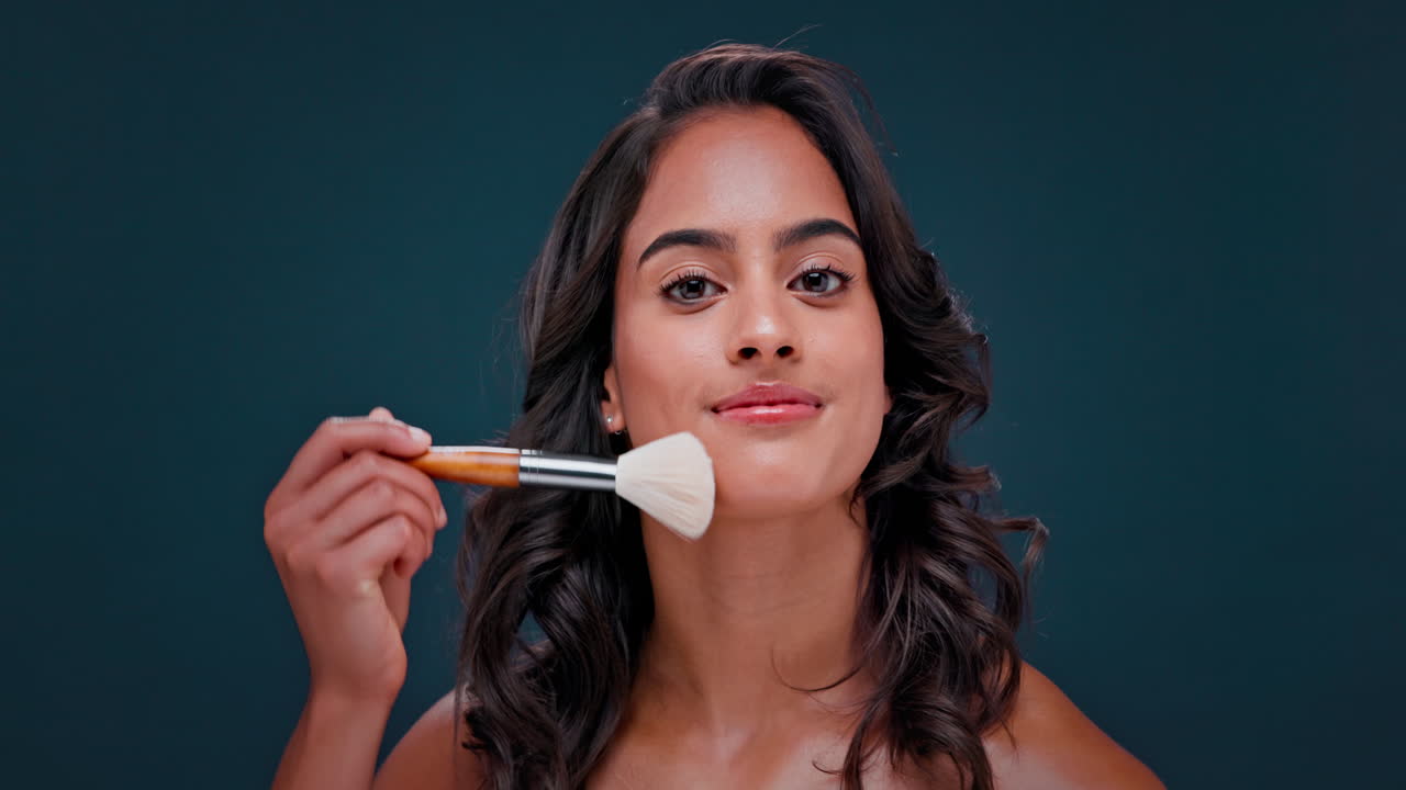 mujer feliz con pincel de maquillaje