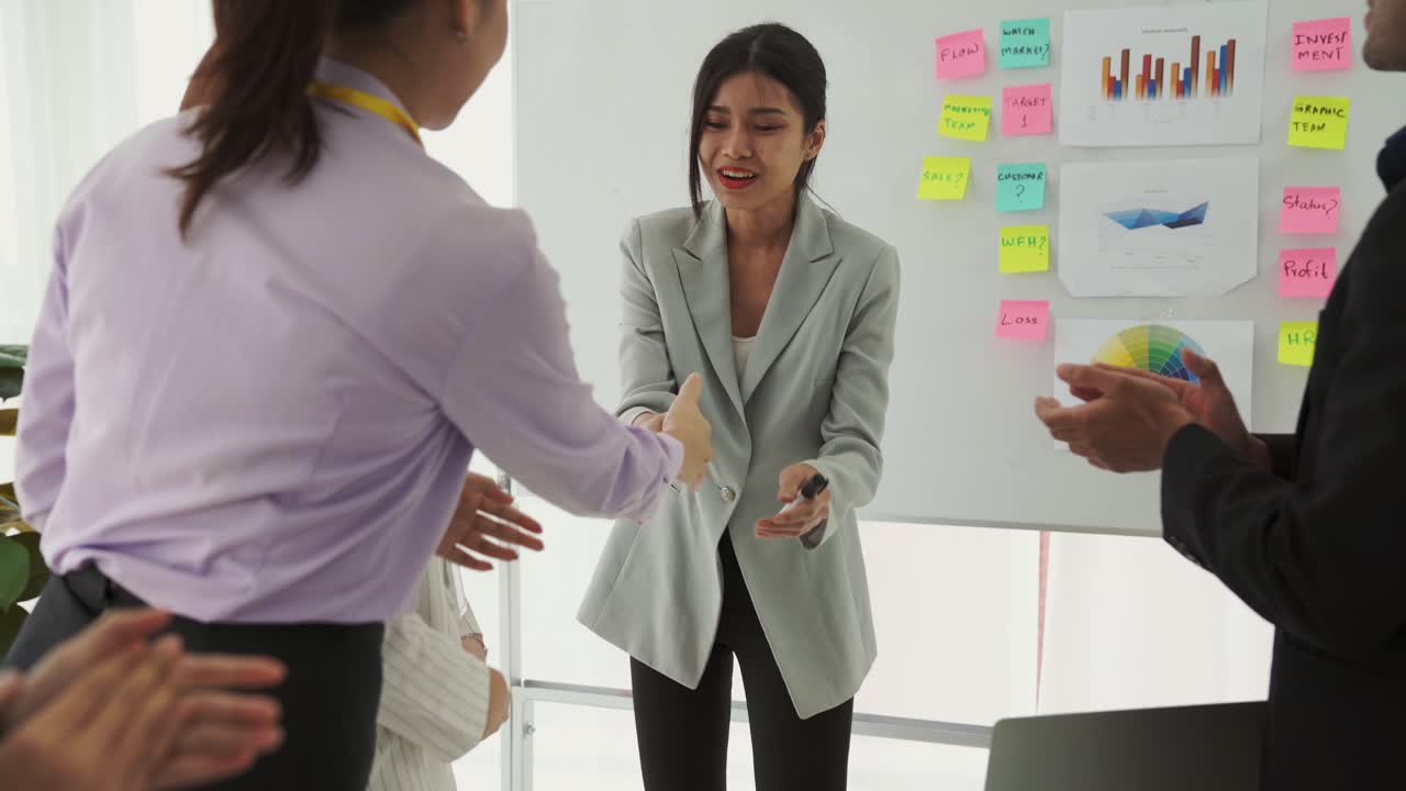 mujer de negocios con competencia presente proyecto de trabajo recibir celebraciones del equipo