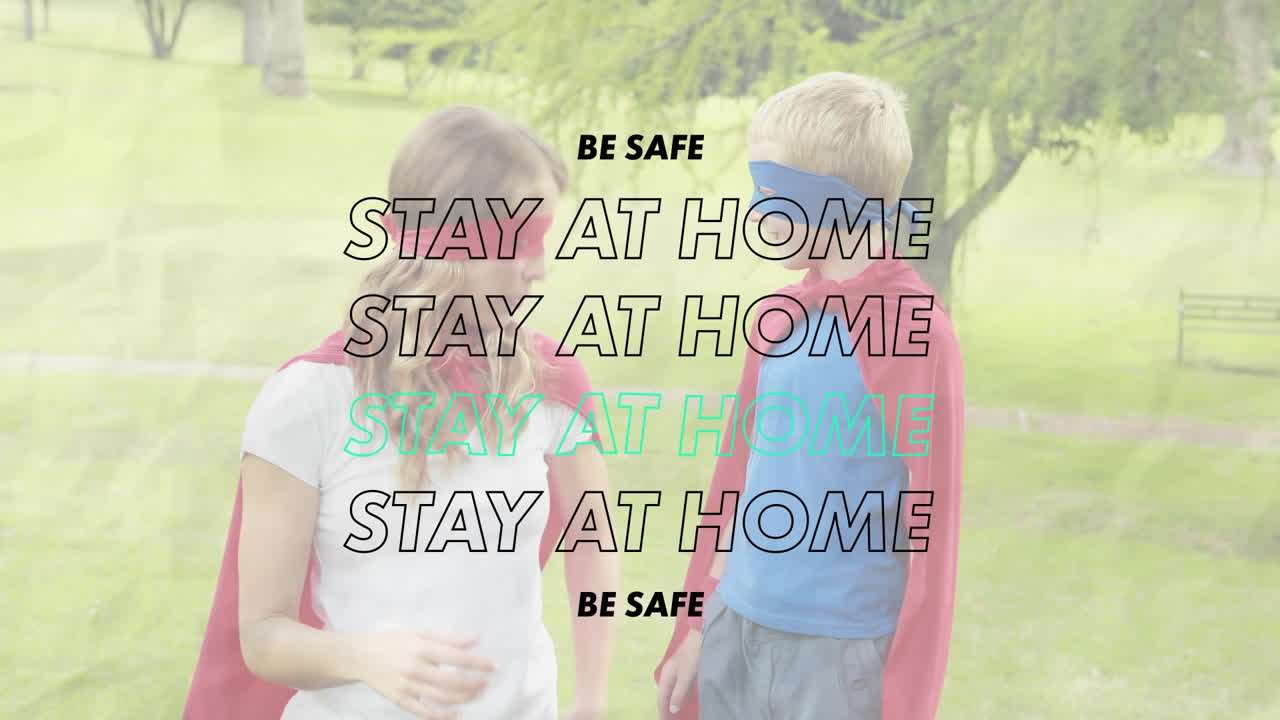 웃는 아들과 함께 집에 머무르는 텍스트의 애니메이션