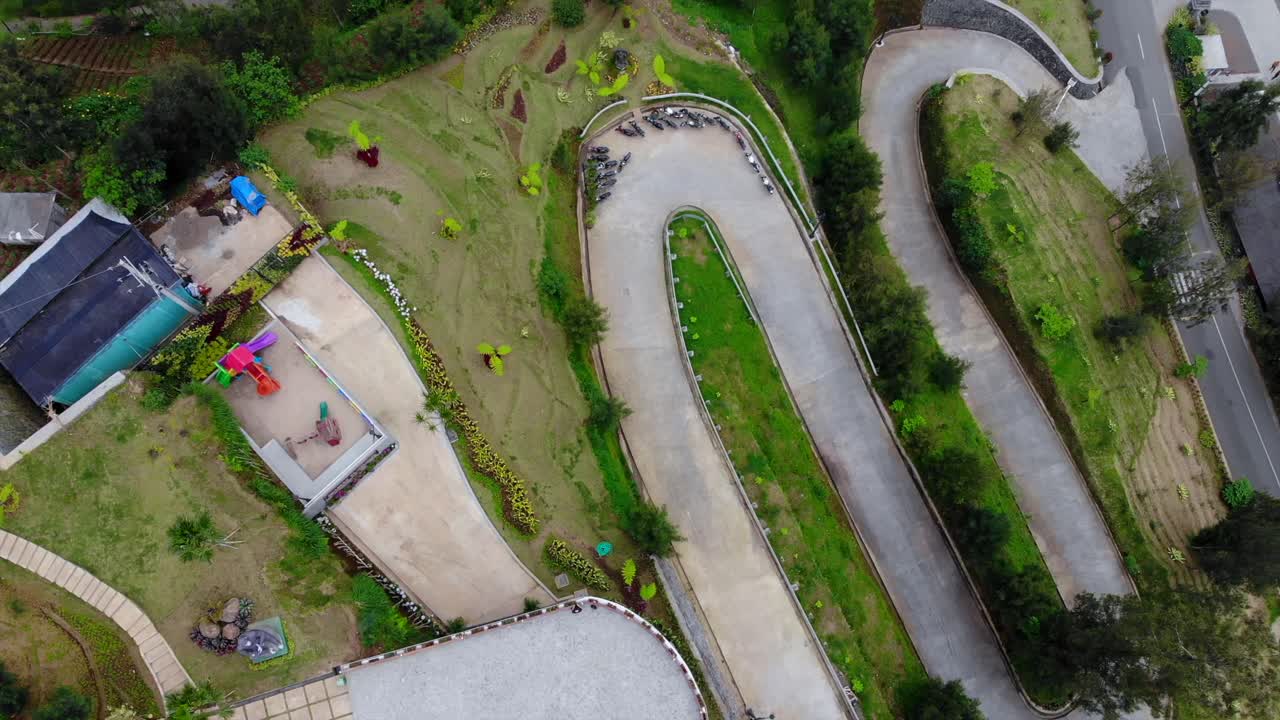 산을 오르는 구불구불한 도로의 항공 샷