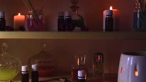 toma deslizante de una sala de fabricación de perfumes con muchas velas, frascos y vasos con líquidos coloreados