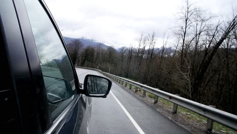 conduciendo a través de un pintoresco camino de montaña