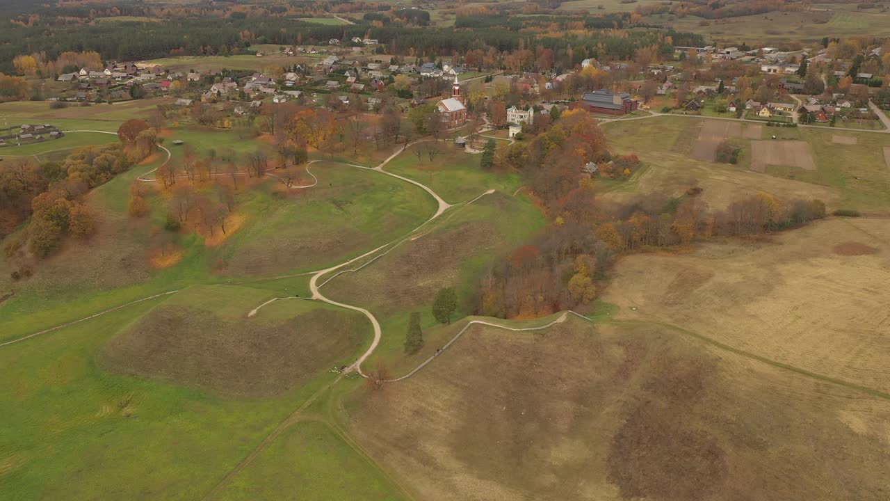vuelo de drones sobre las colinas de kernave
