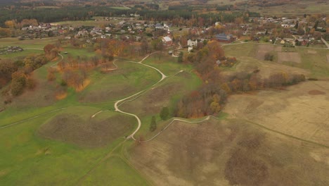 Vuelo-De-Drones-Sobre-Las-Colinas-De-Kernave