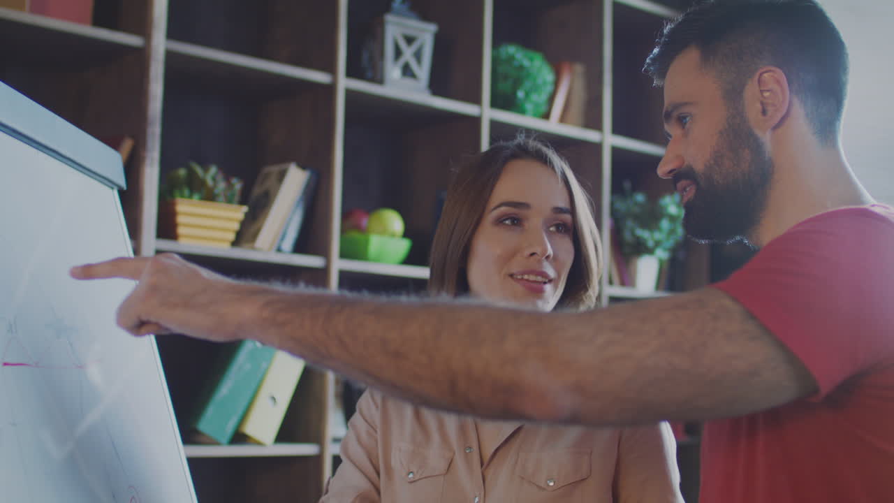 gente de negocios trabajando con pizarra en la oficina creativa. equipo profesional