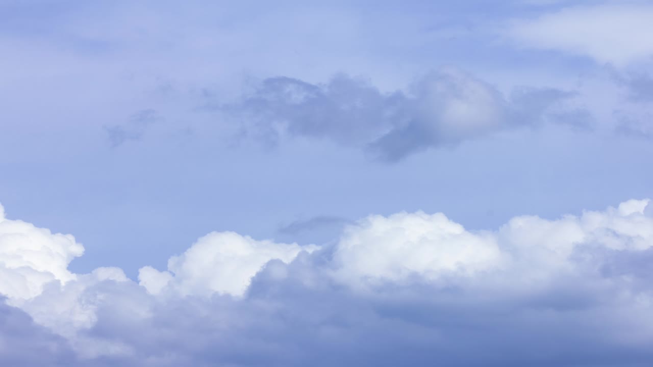 움직이는 구름 속의 하늘의 이미지