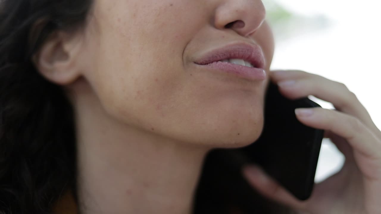 foto recortada de una mujer feliz hablando por teléfono celular