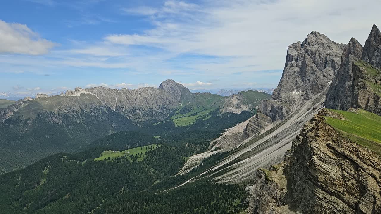 Panoramiczny widok na masyw Odle - Geisler, z Secedą na pierwszym planie oraz Val di Funes, włoskie Dolomity
