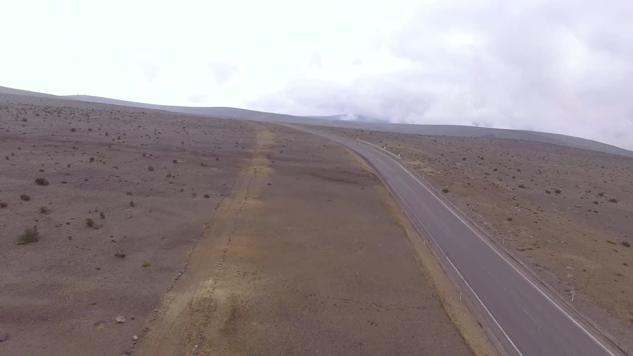 vista aérea siguiendo un camino que se aleja del volcán cotopaxi