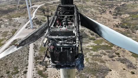 Nahaufnahme-Einer-Durch-Ein-Feuer-Zerstörten-Windturbine-Aus-Der-Luft-Mit-Einer-Drohne-In-Einer-Trockenen-Berglandschaft-In-Südostspanien