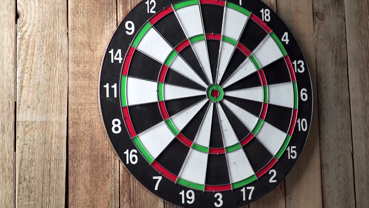 다트 게임: 타을 향해 다트를 던지는 게임