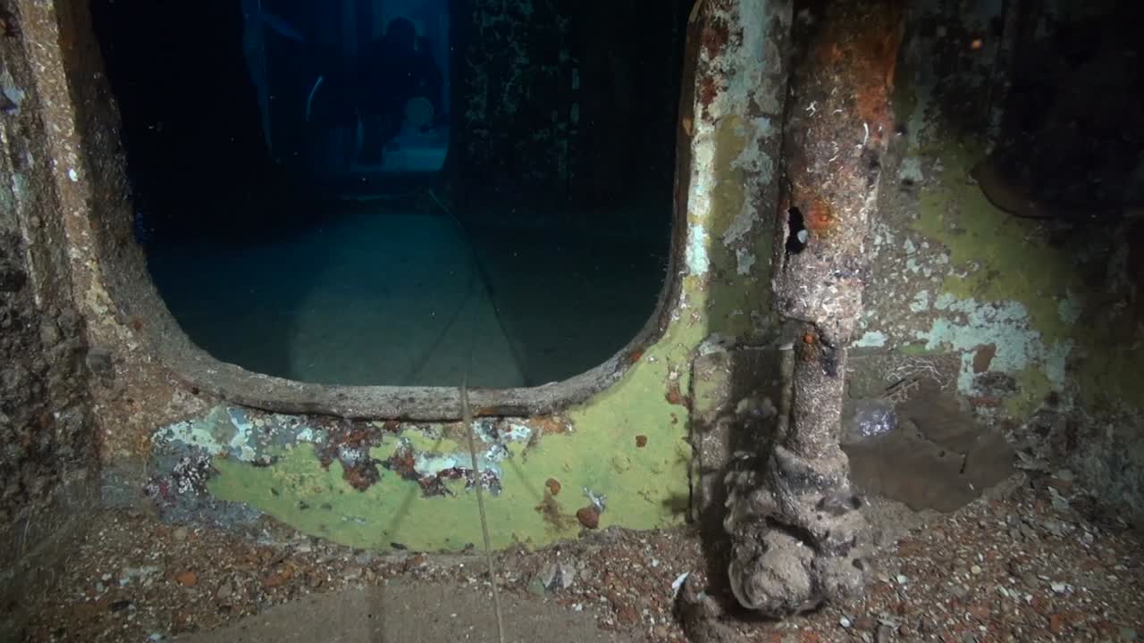 난파선 통로에서 거품이 솟아오른다