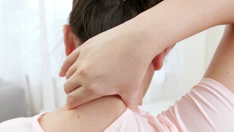 피곤한 여성 마사지 뻣뻣한 목이 긴장된 근육을 문지르고 잘못된 자세로 일하다 지친 관절 어깨 허리 통증 통증 클로즈업 백뷰