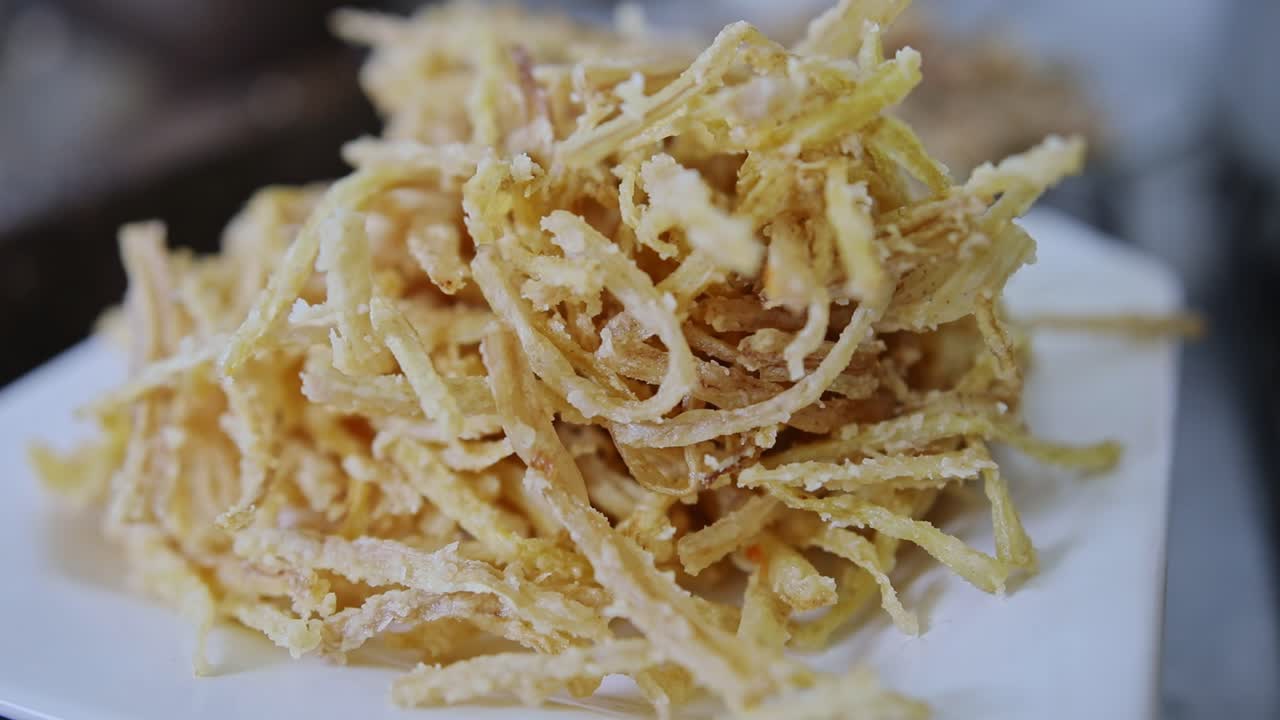 아마존 열대우림에서 지속 가능한 방식으로 수확한 유기농 간식을 위한 바삭한 덴푸라 튀긴 비토리아 레지아 식물 조각