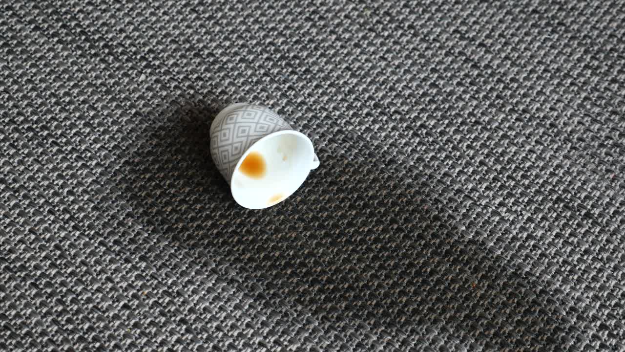 회색 카에 흘린 커피