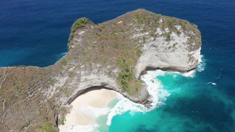 sobrevuelo cinematográfico de drones en la playa de kelingking en bali, indonesia, nusa penida