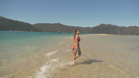 Vista-Detrás-De-Una-Dama-Hermosa-En-Bikini-Rojo-Sexy-Caminando-En-La-Playa-Con-Equipo-De-Snorkel