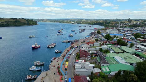 Vista-Aérea-Que-Rodea-La-Costanera-De-Dalcahue,-En-Parte-Soleado-Chiloé,-Chile