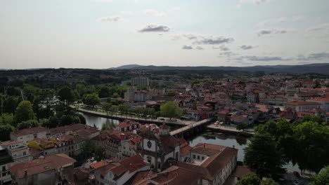 Fliegen-Sie-über-Den-Fluss-Tâmega-Und-Die-Stadtgebäude-Von-Chaves,-Portugal