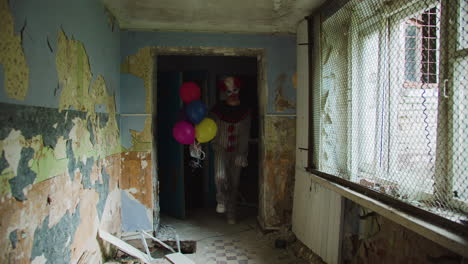 payaso aterrador en una casa abandonada