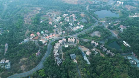 vista del pueblo desde arriba, fuerte de raigarh, visión general del dron en la ciudad del valle de aamby, india, pune