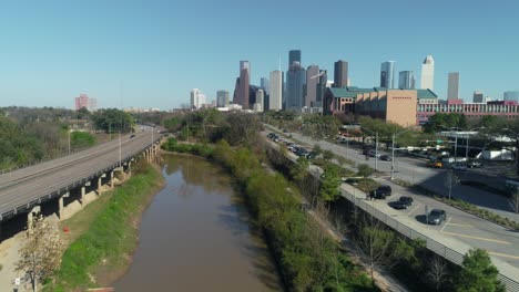 ten film opowiada o ujęciach lotniczych z centrum houston, nakręconych z bagna houston