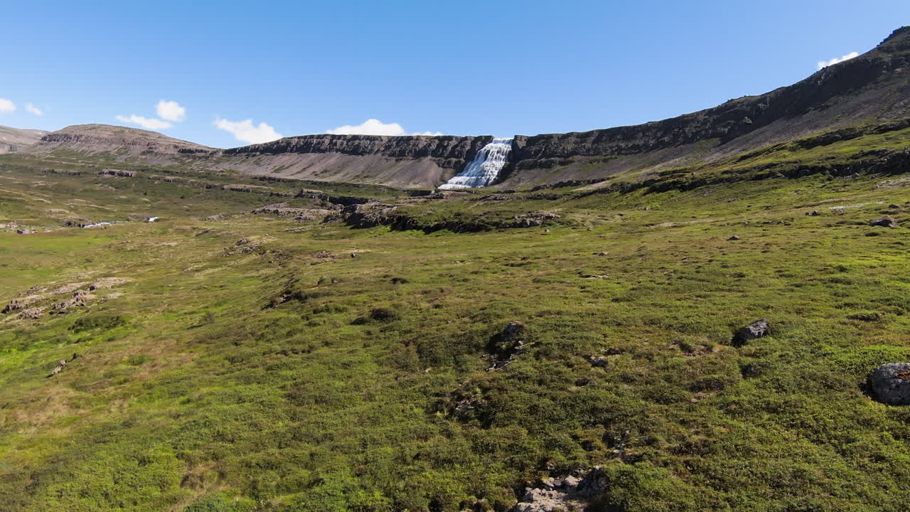 cascada dynjandi en un día soleado en islandia