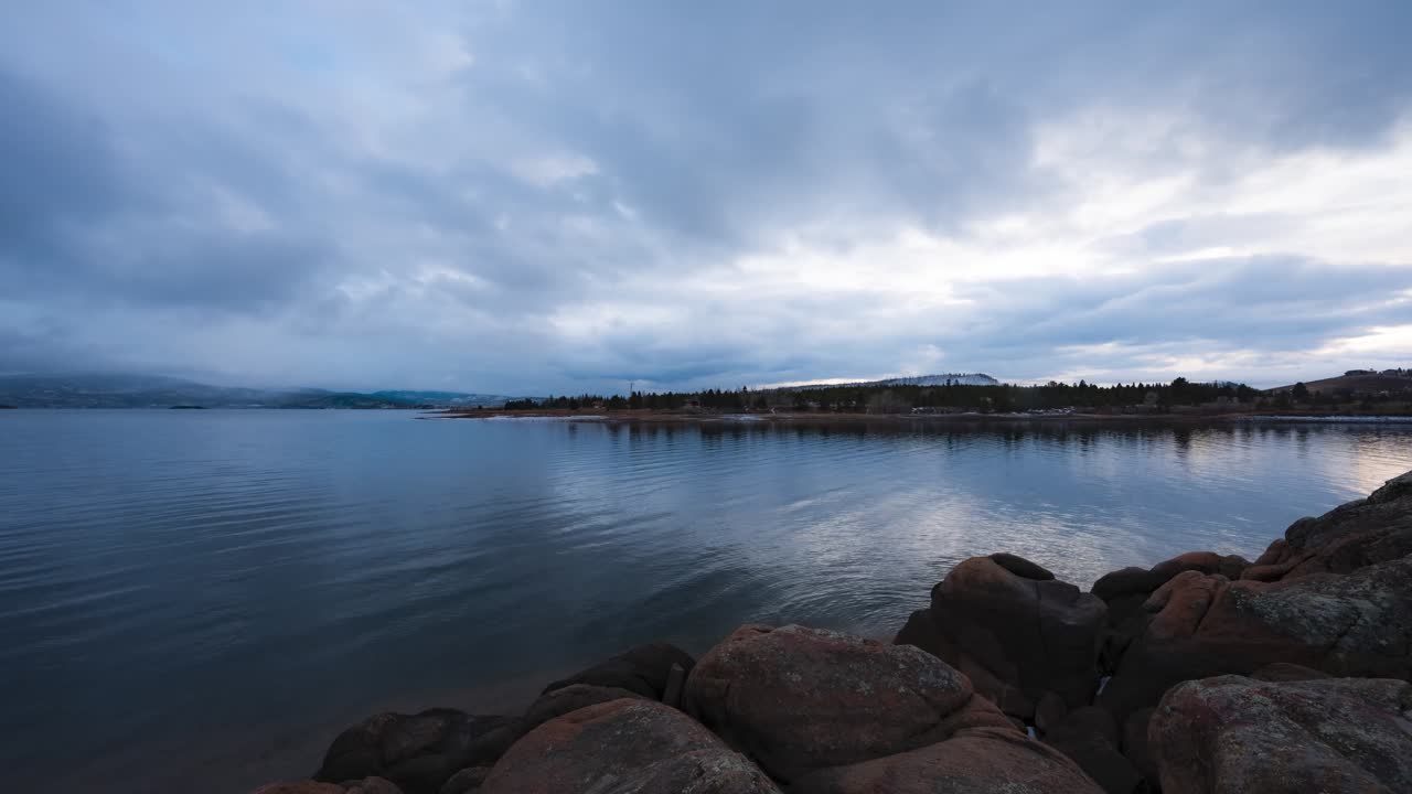 el lapso de tiempo del lago de la montaña de la sombra en el gran lago de colorado con agua suave y nubes en movimiento
