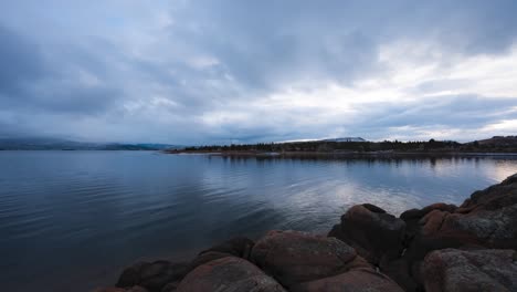 Zeitraffer-Des-Shadow-Mountain-Lake-Im-Grand-Lake-Colorado-Mit-Glattem-Wasser-Und-Sich-Bewegenden-Wolken