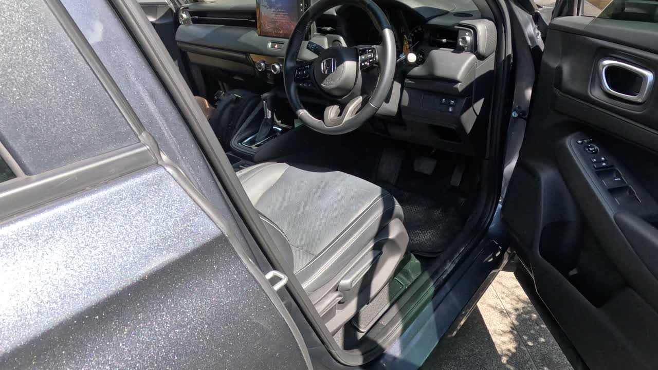 차 문을 열고 안으로 들어가는 순서입니다.