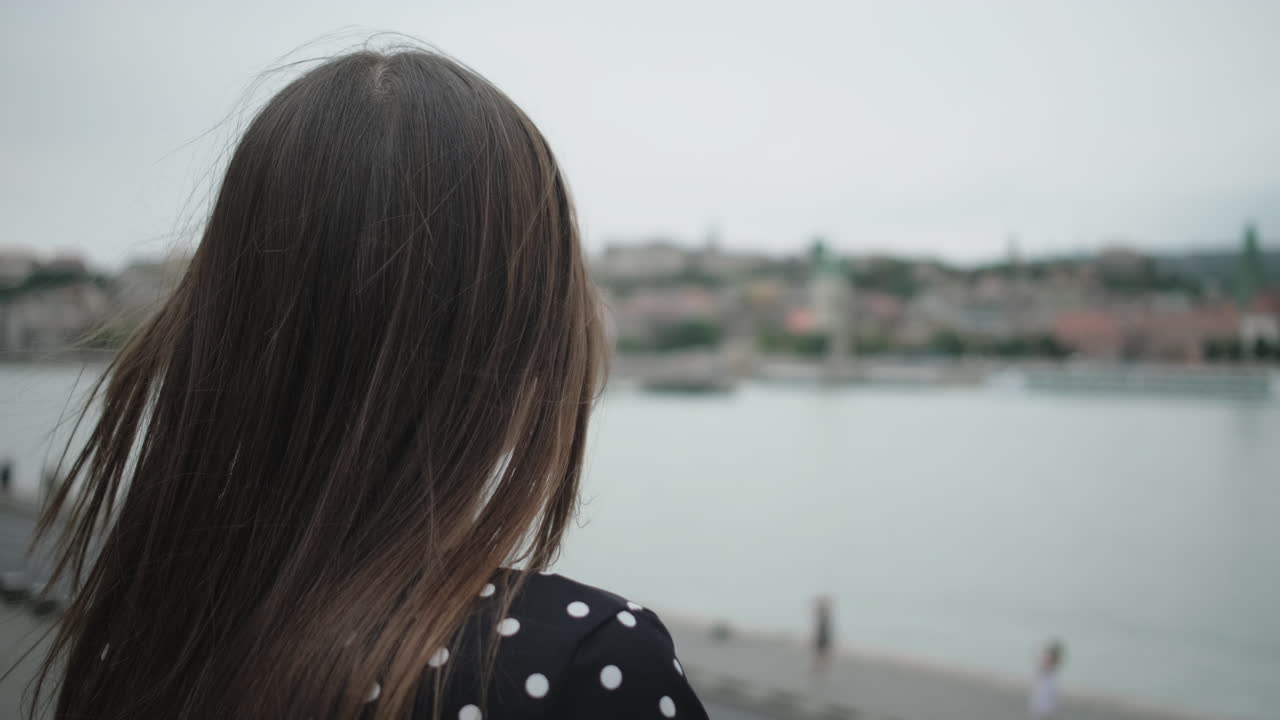 도시 풍경을 바라보는 젊은 여성