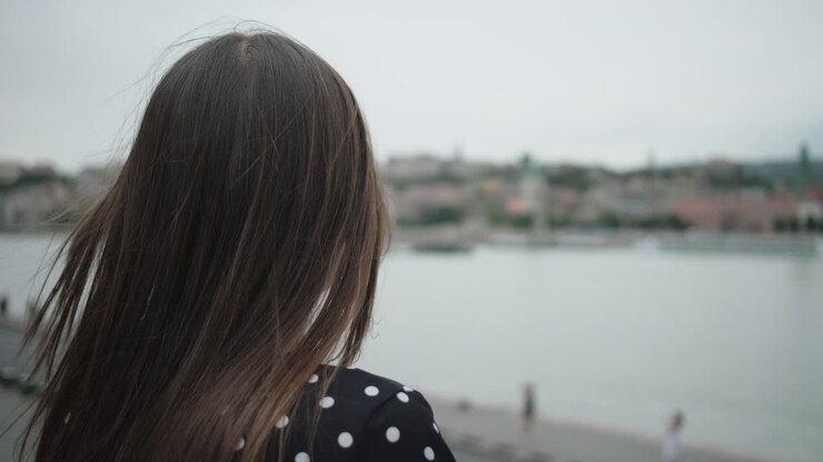 Giovane donna che ammira il panorama urbano