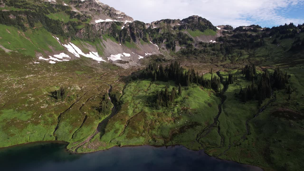 riflesso dei laghi alpini in canada