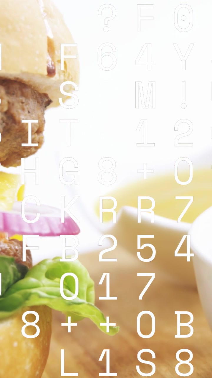 Video vertical: Al inicio, la cámara se desplaza a la derecha, una hamburguesa sube, las patatas fritas se mueven para revelar un primer plano