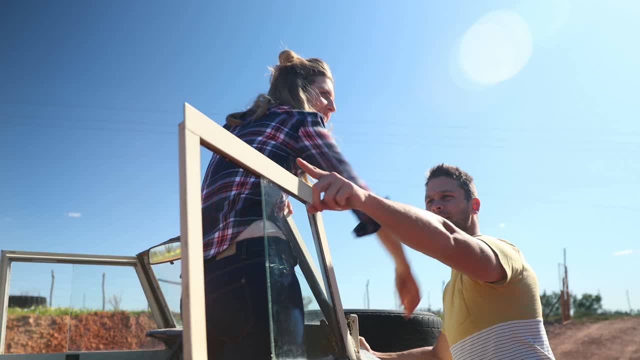 pareja mirando el mapa en un día soleado 4k
