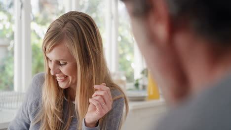 Feliz-Pareja-Joven-Desayunando-Juntos-Hermosa-Mujer-Sentada-Con-Su-Marido-En-La-Mesa-Compartiendo-La-Comida-De-La-Mañana-En-La-Cocina-Charlando-Con-Su-Pareja-El-Día-De-La-Vida-Imágenes-De-4k